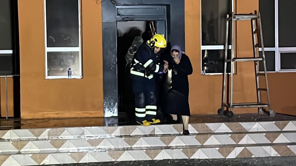 Yaşayış binasındakı yanğın söndürüldü -FOTOLAR